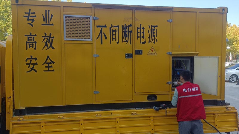 云安柴油发电机组和UPS电源配合使用时，如何避免切换过程中的电力中断？